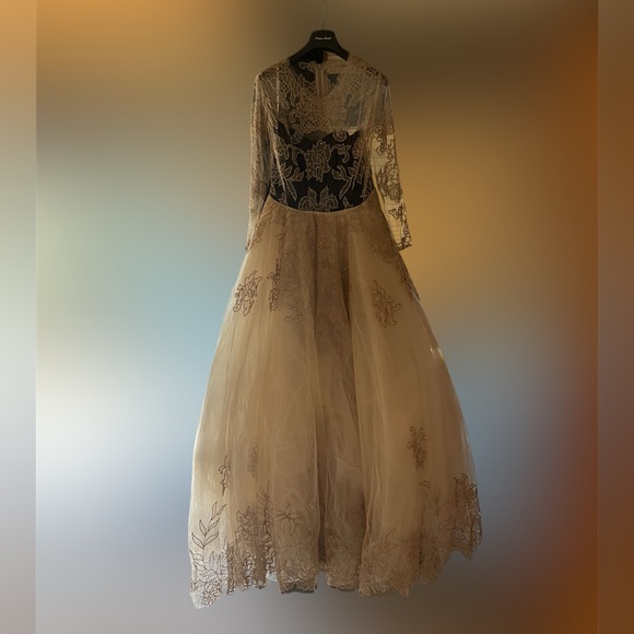 MONIQUE LHULLIER PLATINUM | Elizabeth | Spring 2015 | Ballgown wedding dress - Picture 2 of 16